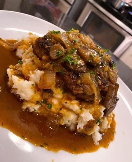 Salisbury Steak with Mashed Potatoes and Mushroom Gravy: A Comforting Classic