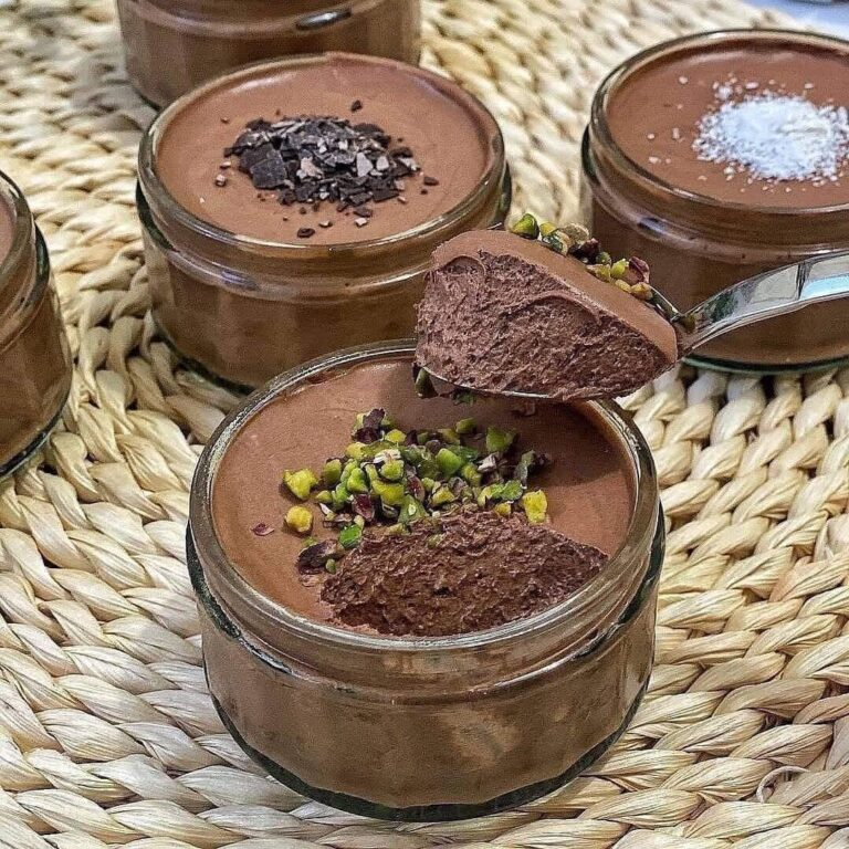 Chocolate mousse without eggs and with only two ingredients and in the easiest way